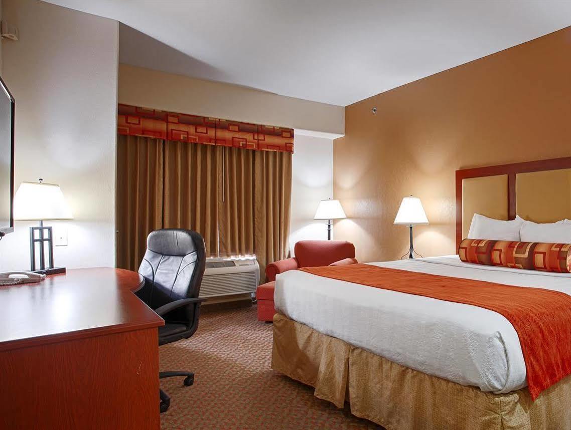 Best Western Plus Waxahachie Inn & Suites Exterior photo
